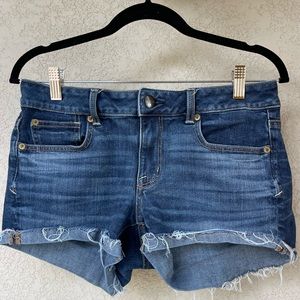 american eagle | super stretch mid rise denim shorts | size 8